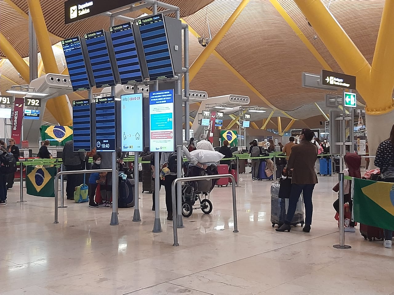 Leitora do Alô Alô Bahia registra aeroporto de Madri com diversas bandeiras do Brasil