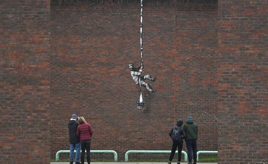 Bansky ataca mais uma vez e produz grafite em muro de prisão na Inglaterra
