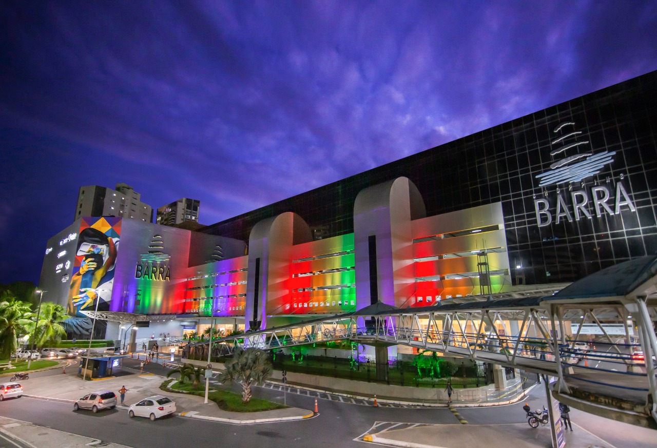 Shopping Barra ganha luzes coloridas para promover respeito à diversidade e igualdade de direitos