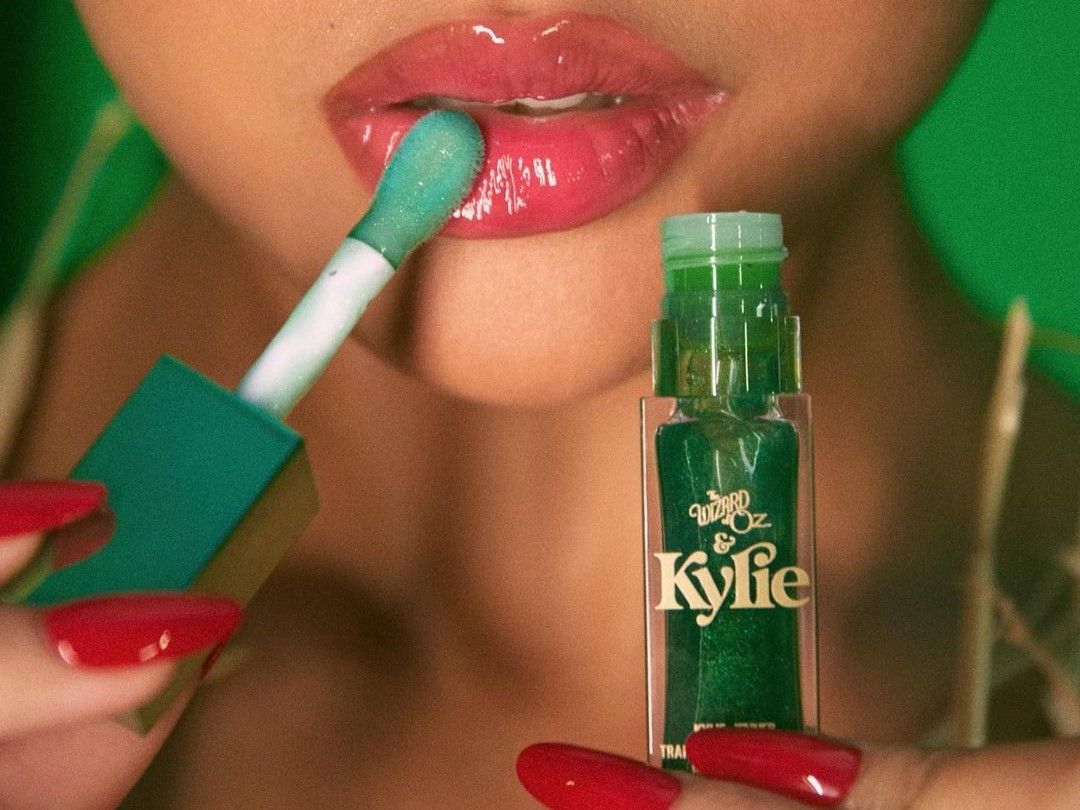 Kylie Cosmetics relança batom  clássico dos anos 80 e 90