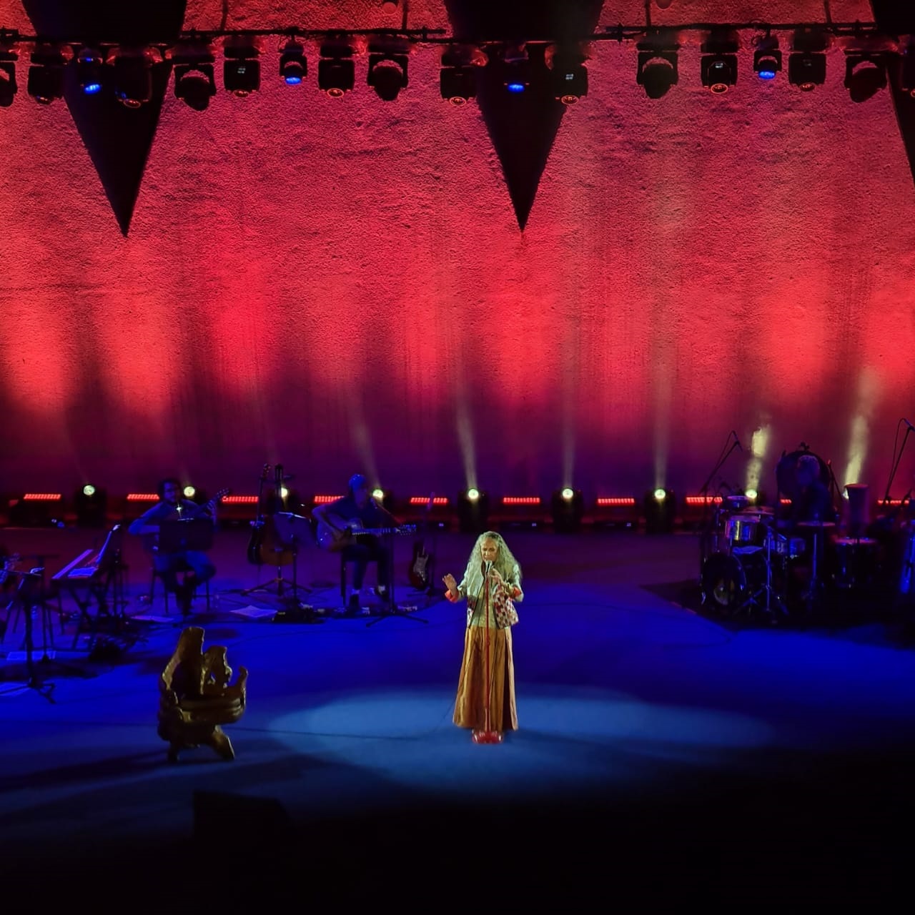 Maria Bethânia canta, recita poesia e interage com plateia durante show em Trancoso