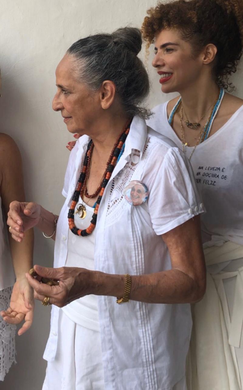 Ao lado de Bethânia, Vanessa da Mata prestigia a lavagem de Santo Amaro da Purificação