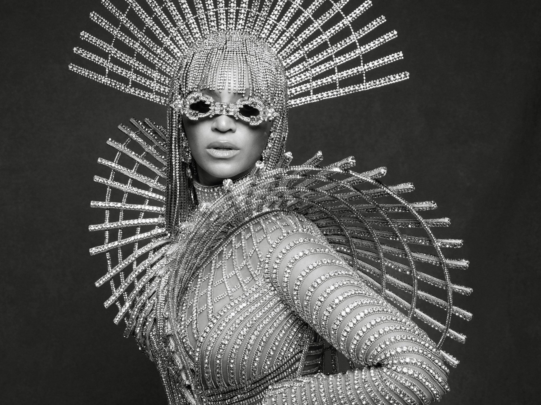 Com brasileira no casting, Beyoncé apresenta coleção em parceria com a Balmain
