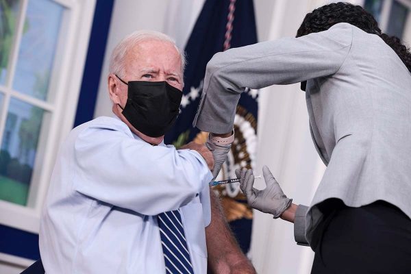 Presidente Joe Biden recebe terceira dose da vacina contra covid-19