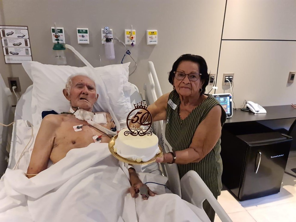 Coronavírus: idoso recebe alta da UTI no dia em que comemora bodas de ouro e celebra em hospital do DF