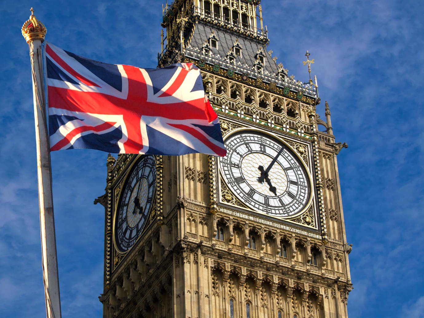 Reino Unido impõe multa de até R$ 45 mil para quem vai a festas durante lockdown