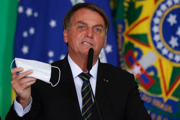 Bolsonaro quer desobrigar uso de máscara por vacinados