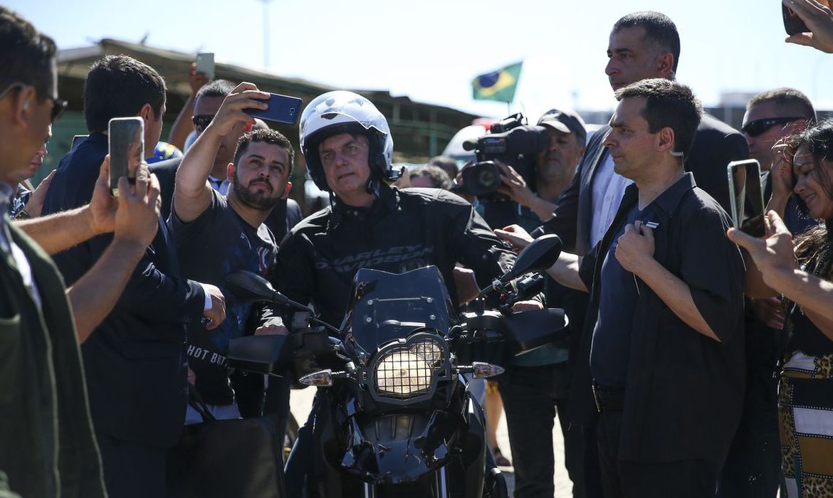 Bolsonaro passeia de moto no Guarujá