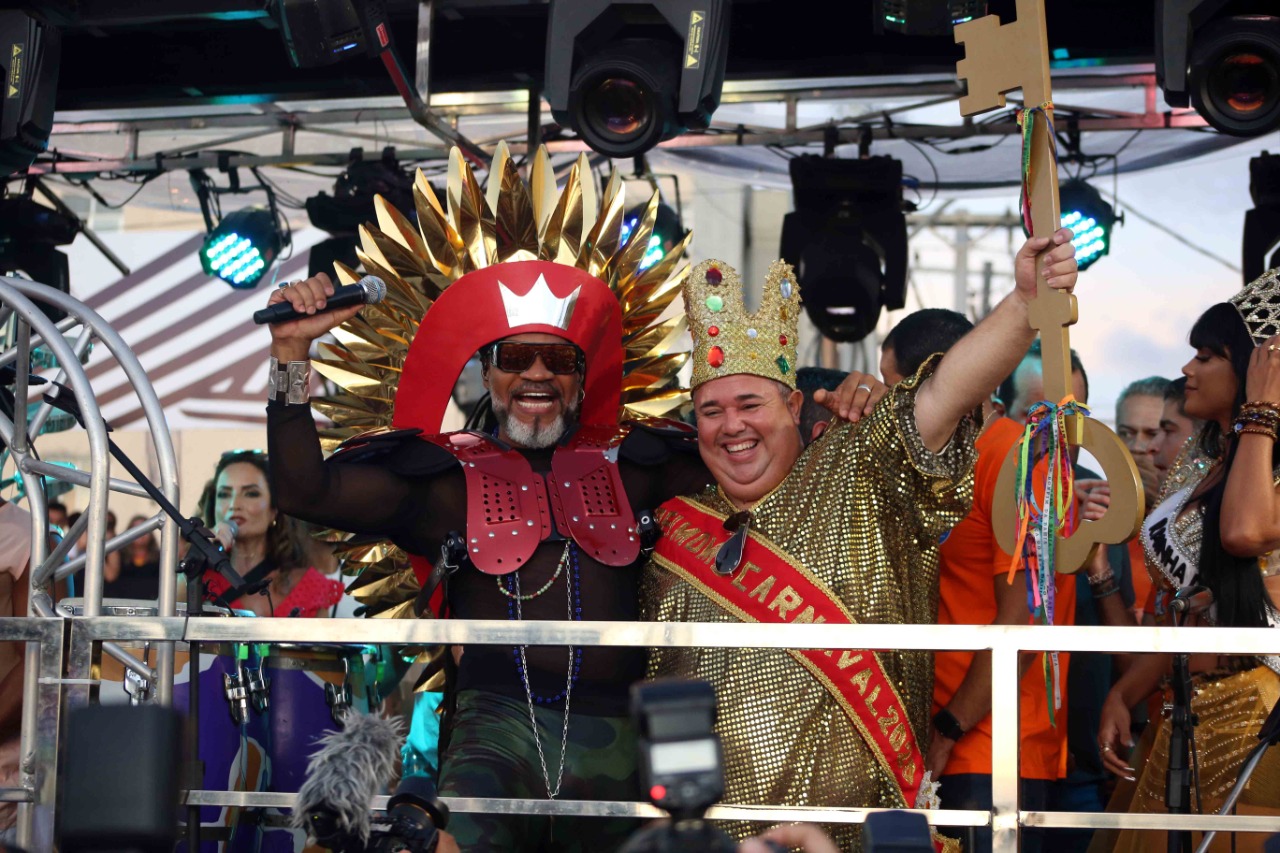 Já é Carnaval em Salvador! Ao lado do Rei Momo, Carlinhos Brown abre a folia 2020 