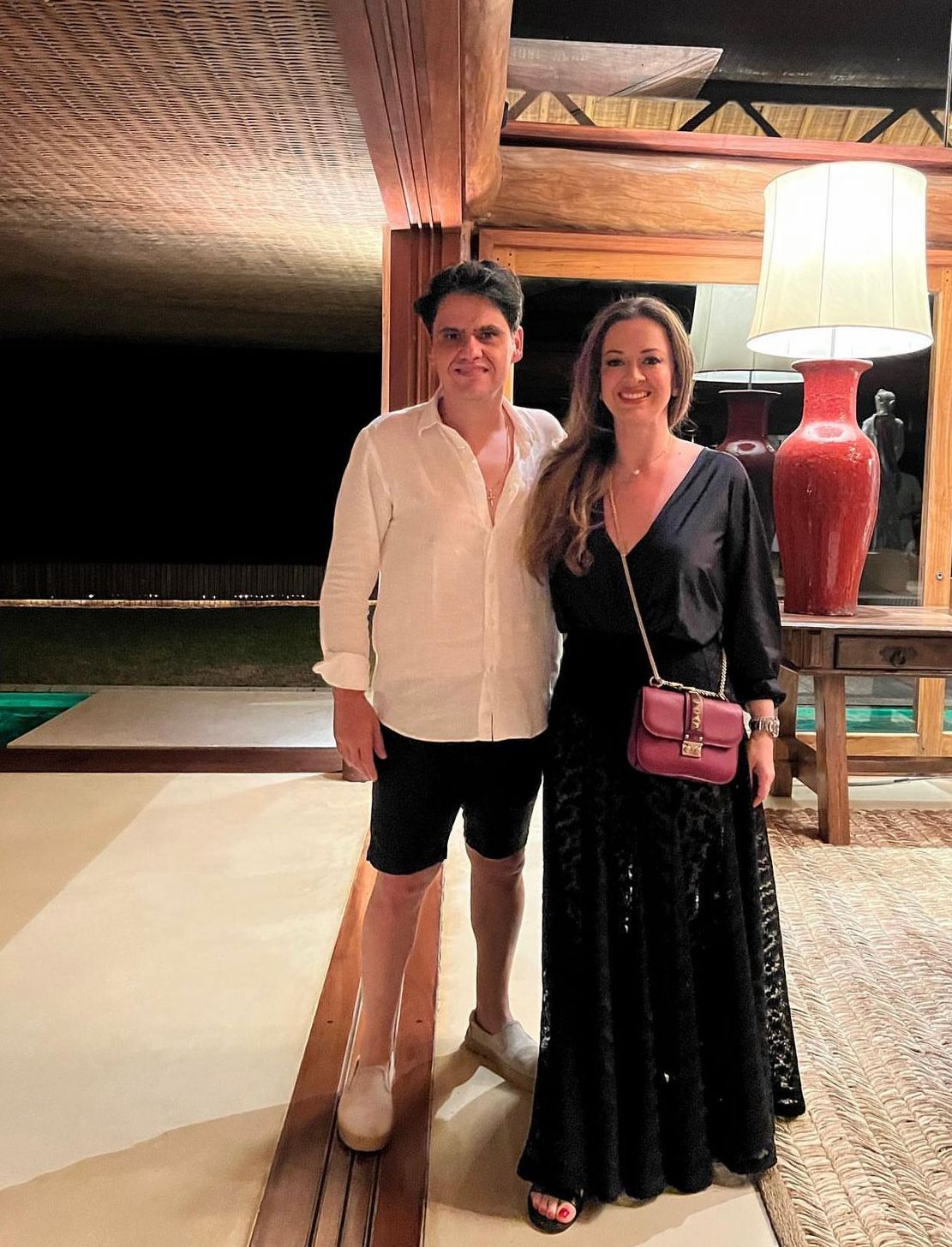 Isabela Suarez e Bruno Adry prestigiam festa em Trancoso 