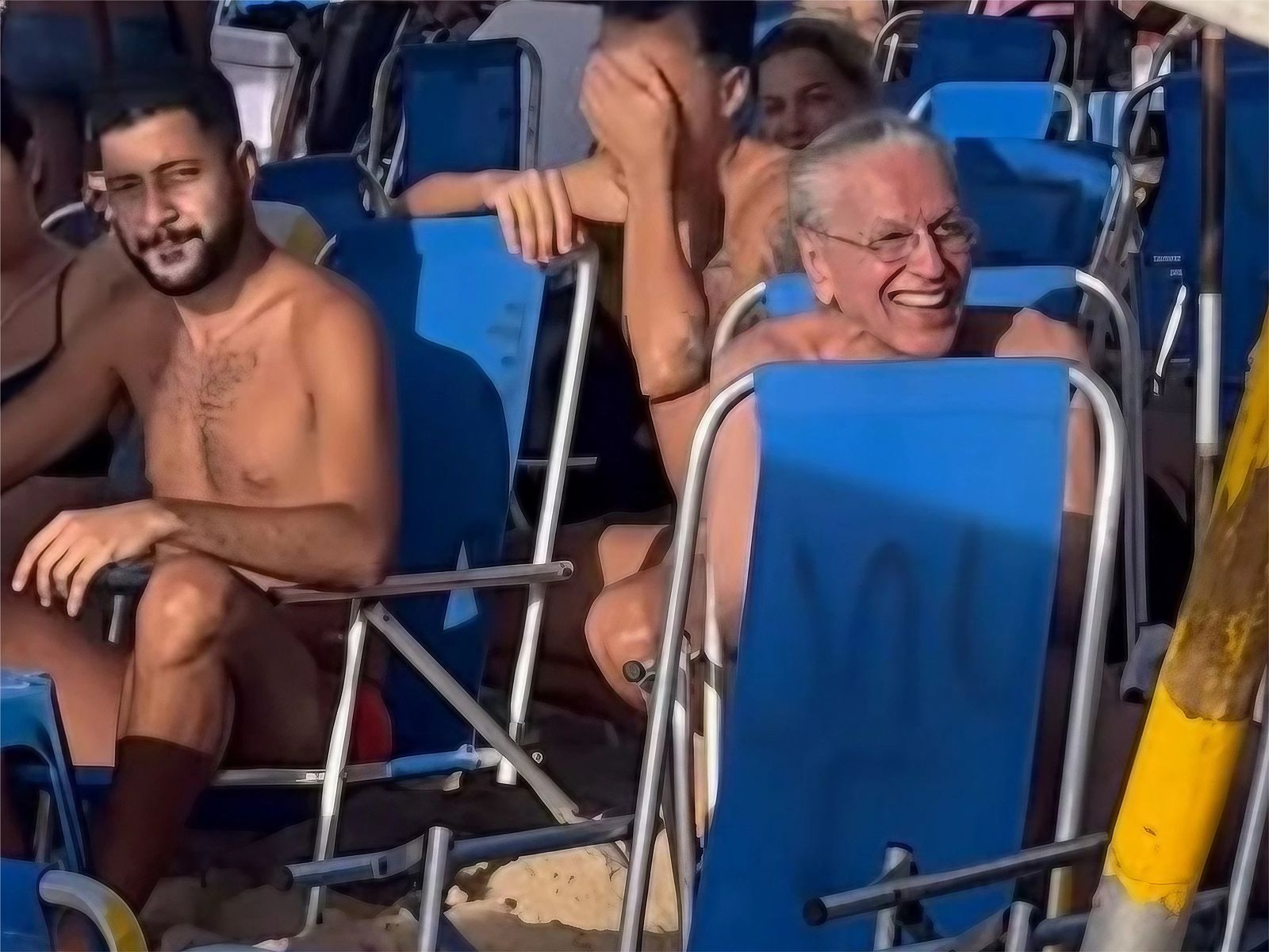 Tirando 'férias radicais', Caetano Veloso curte dia de sol na praia do Porto da Barra