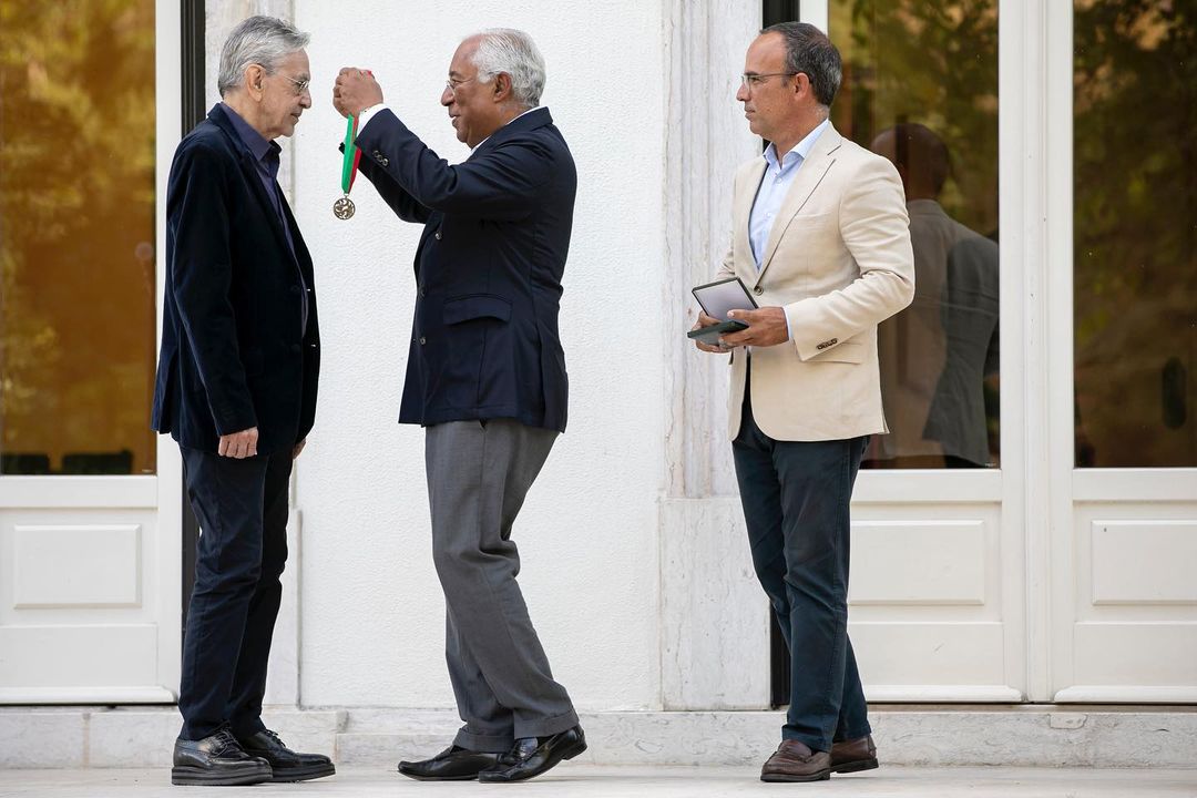 Caetano Veloso se encontra com Almodóvar na Espanha: 'queridos amigos'