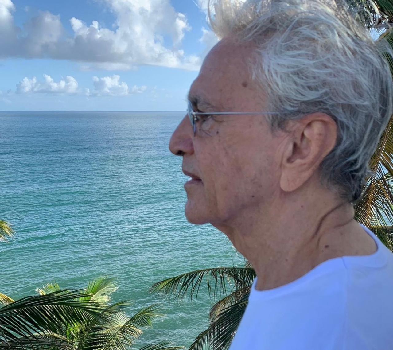 “Quero voltar a viver na Bahia e cantar lá toda semana”, diz Caetano Veloso durante turnê internacional  