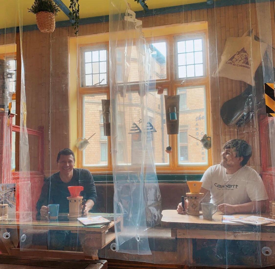 Empresário instala cortinas de box transparentes em café na Inglaterra