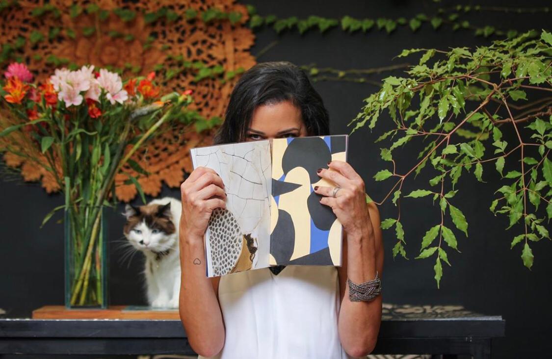 Artista do tipo incrível, Calu Fontes lança novo livro em São Paulo