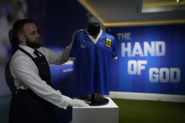 Icônica camisa usada por Maradona é leiloada por R$ 44 milhões