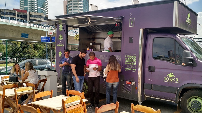 Revezamento de food trucks está movimentando a Avenida Tancredo Neves