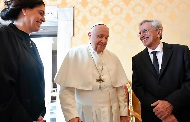 Caetano Veloso recebe benção do Papa Francisco no Vaticano