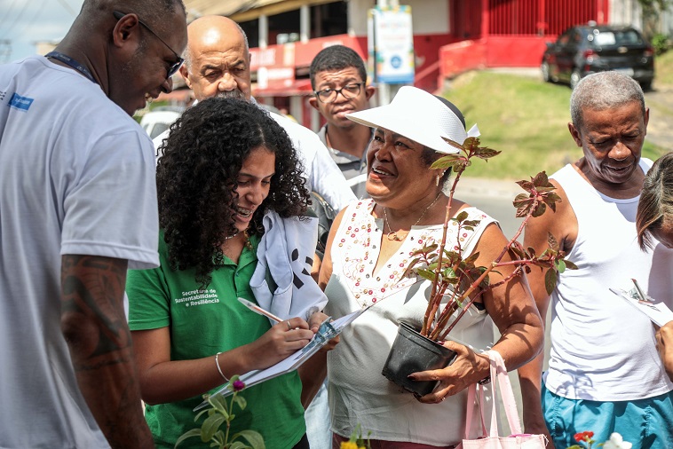 Caravana das Flores distribui 600 mudas de plantas em Salvador