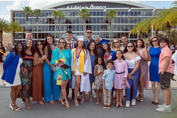 Xanddy e Carla Perez reúnem a família para formatura do filho nos EUA; veja fotos 