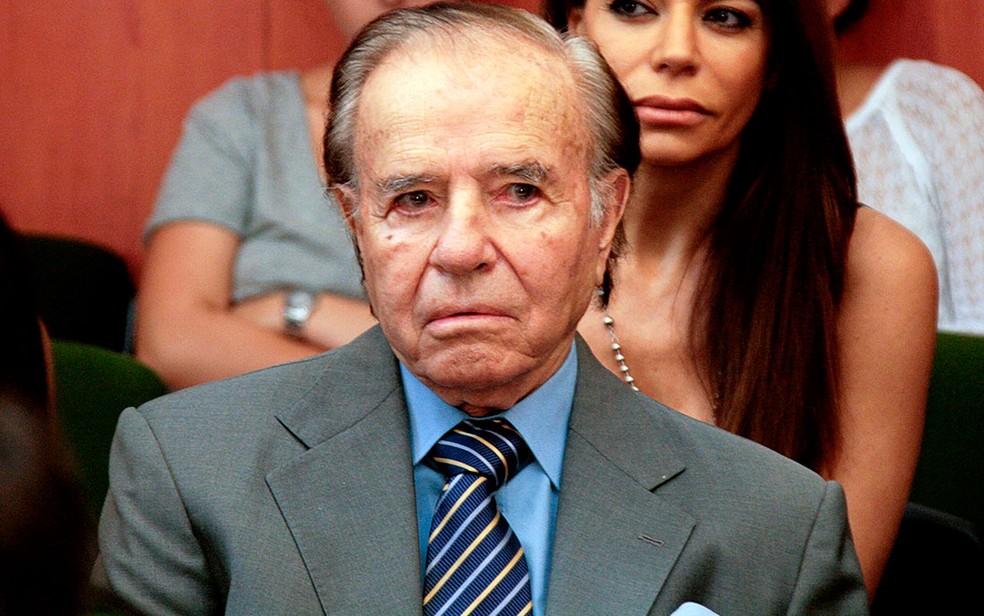 Ex-presidente da Argentina é internado com falta de ar