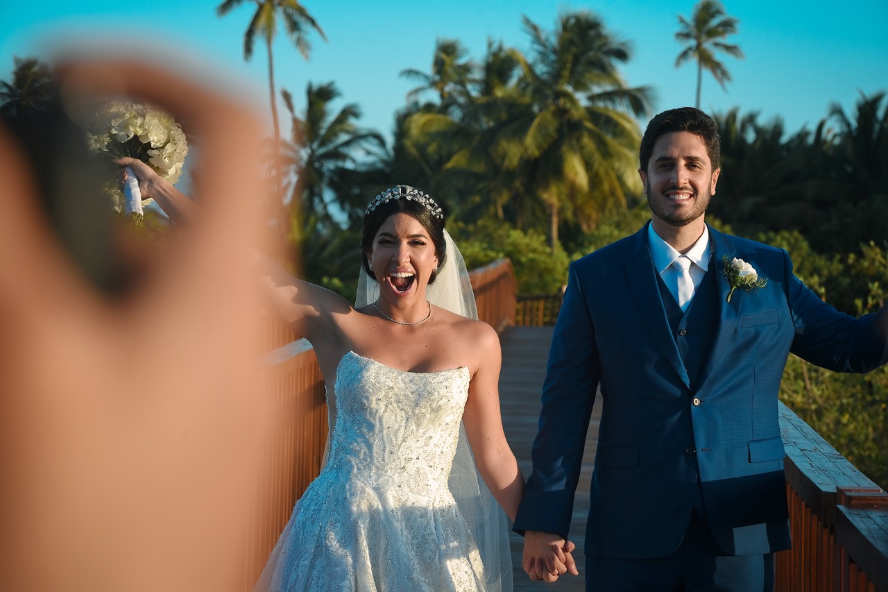 Fotos: Carol Gaspar e Felipe Monteiro se casam em Praia do Forte com shows de Alexandre Peixe e Make U Sweat