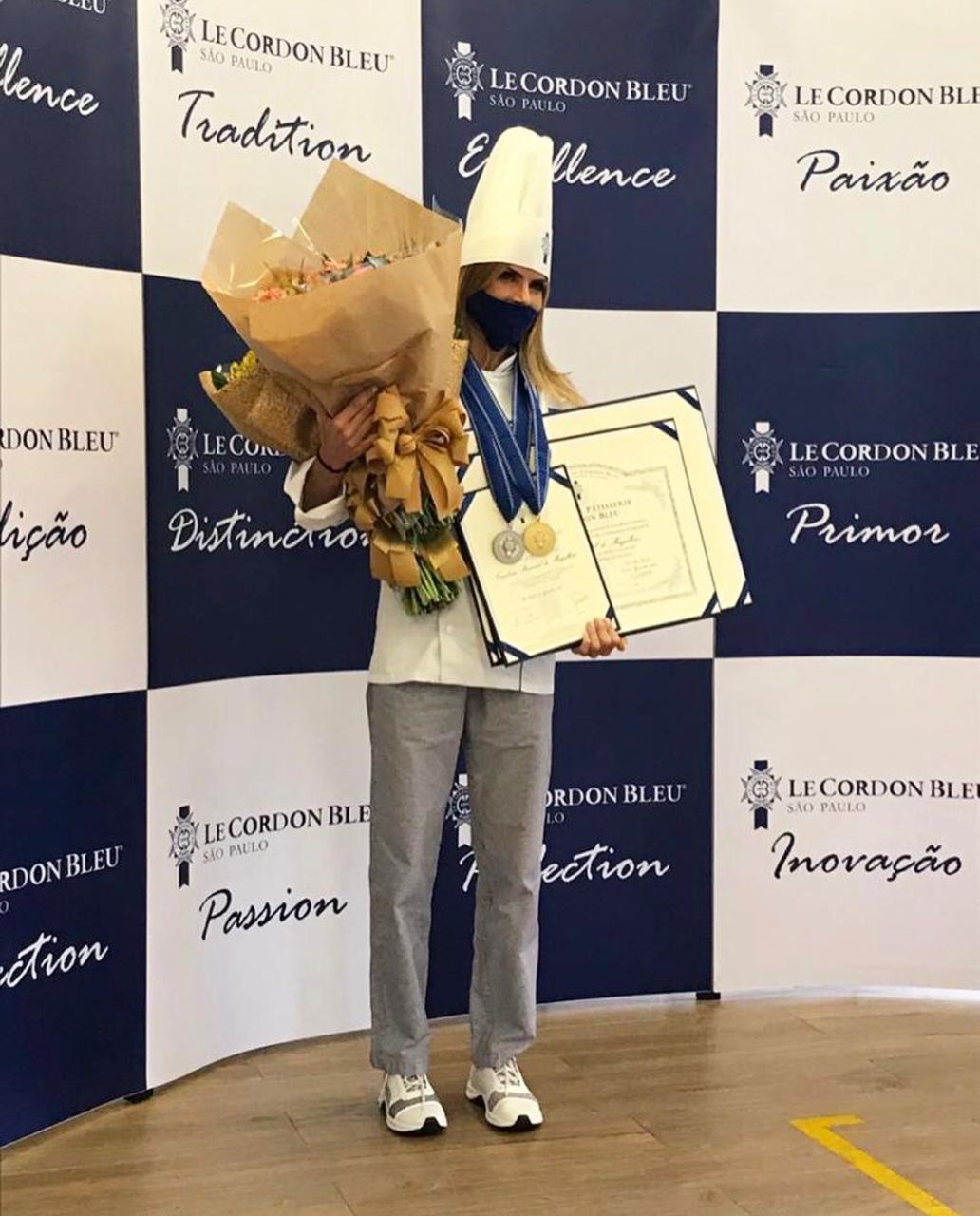 Carol Magalhães comemora diploma de Chef pela Le Cordon Bleu