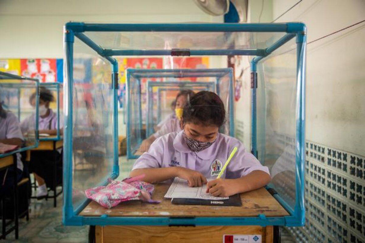 Cápsulas plásticas possibilitam retomada das aulas na Tailândia