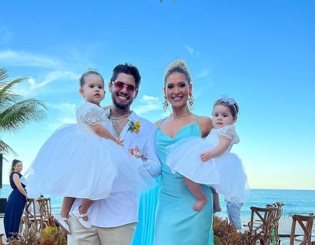 Virgínia e Zé Felipe posam com filhas em casamento à beira mar na Bahia
