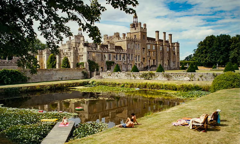Dono de castelo usado no filme 'Saltburn' reclama de invasores; imóvel tem 127 quartos e fica na Inglaterra