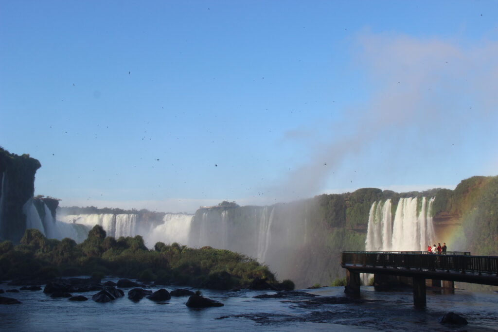 Limpeza nas Cataratas do Iguaçu retira 158 kg de moedas jogadas por turistas; saiba valor total