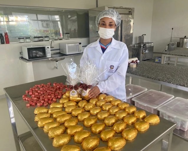 Alunos da fábrica-escola do chocolate, em Ilhéus, produzem ovos de Páscoa para doação 