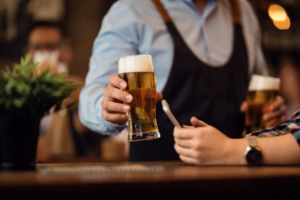Nesta quarta-feira (11), Dia do Garçom, cerveja Bohemia vai dar 90% de gorjeta