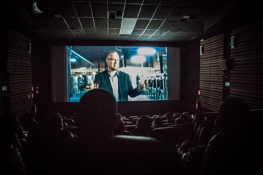 Mestres-cervejeiros levam happy hour e sessão de cinema para dentro da casa dos consumidores