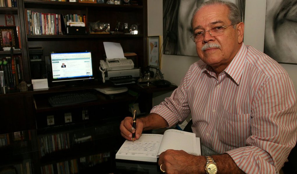 César Borges doa acervo pessoal com mais de 4 mil itens ao Centro de Memória da FPC