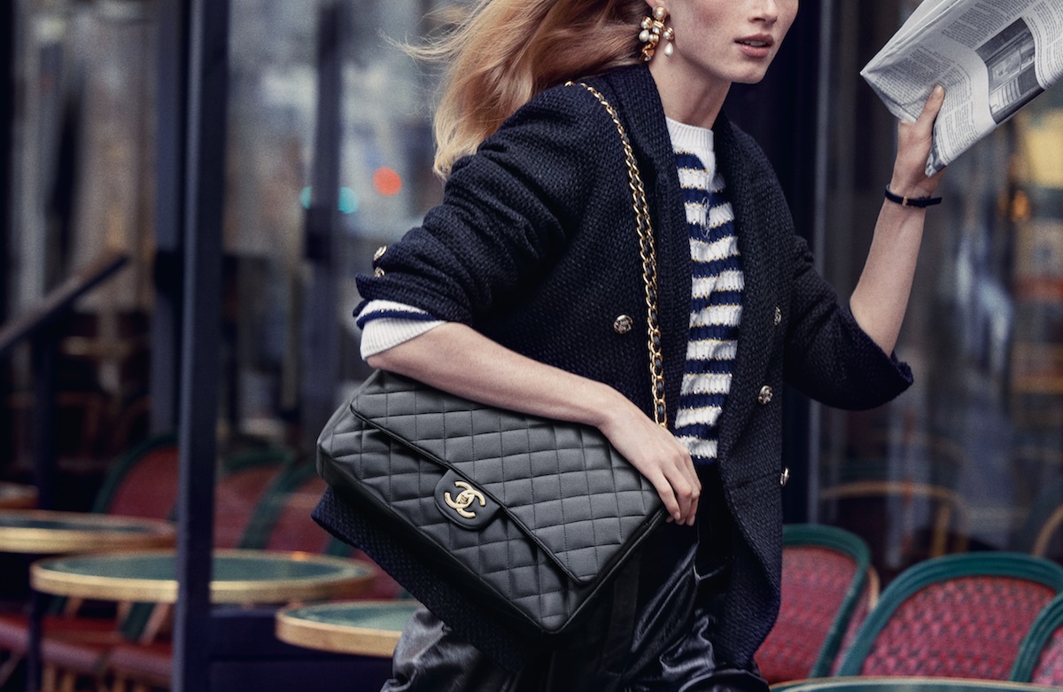 Chanel pode estar aumentando os preços de bolsas para ficar tão exclusiva quanto a rival Hermès; a gente explica