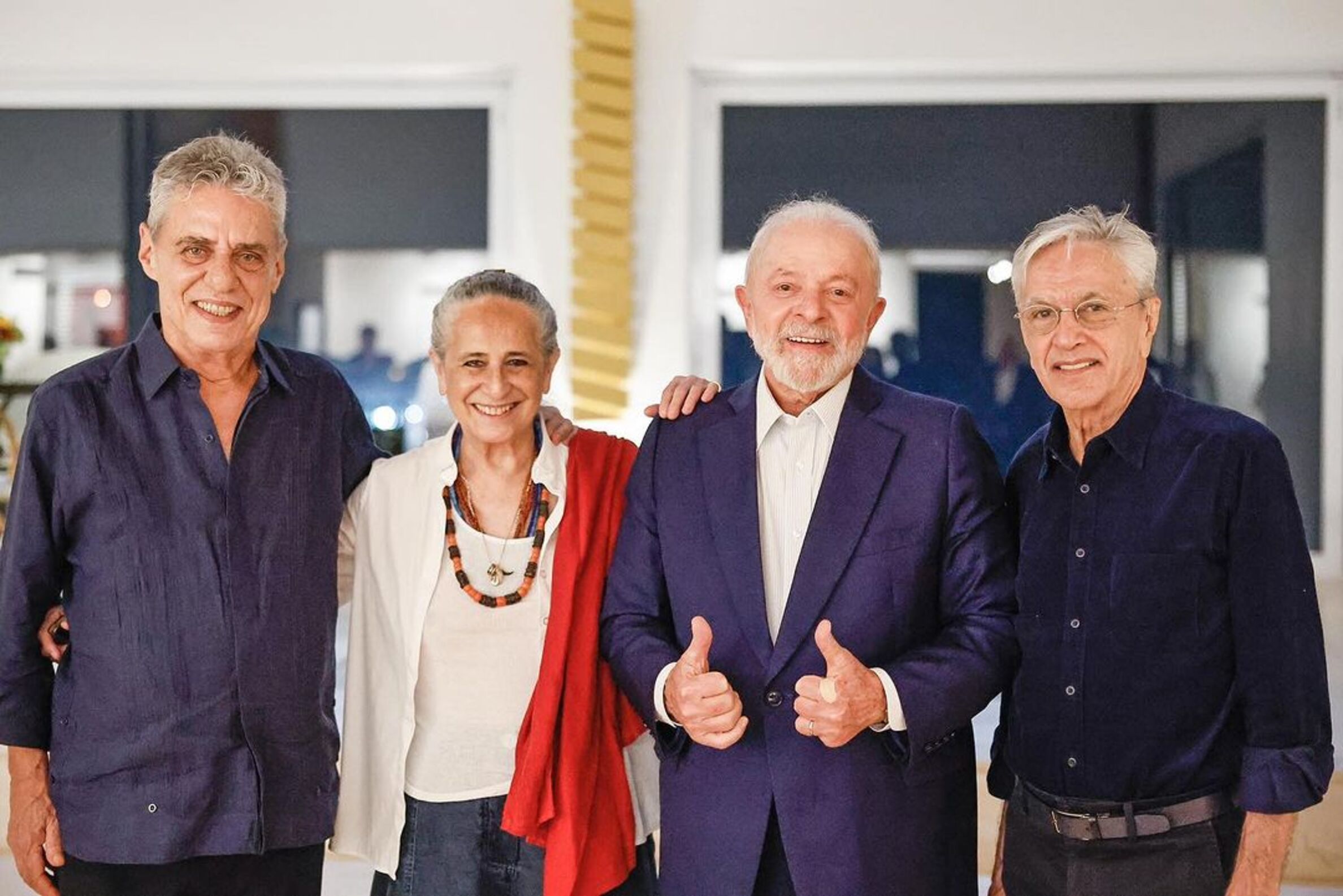 Chico Buarque e esposa recebem Lula, Janja, Mujica, Caetano, Bethânia e mais personalidades em confraternização