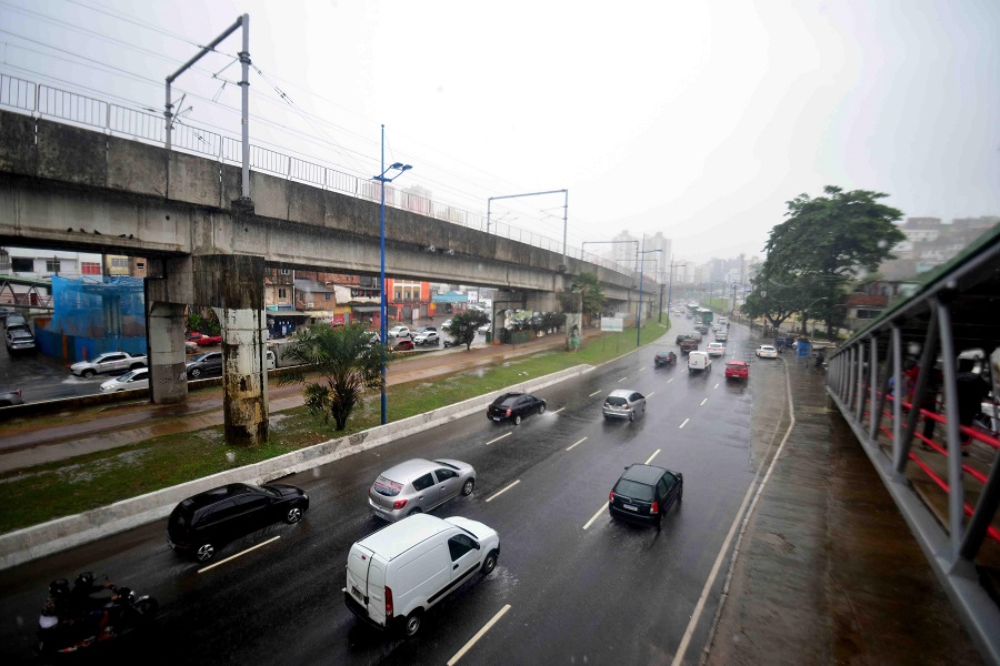 Tempo chuvoso deve se estender até o fim de semana em Salvador  
