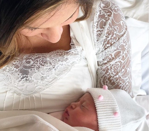 Claudia Leitte anuncia o nascimento da filha Bella