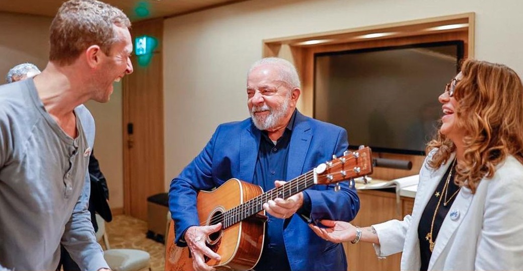 Lula ganha violão autografado de Chris Martin e convida Coldplay para fazer show na Amazônia