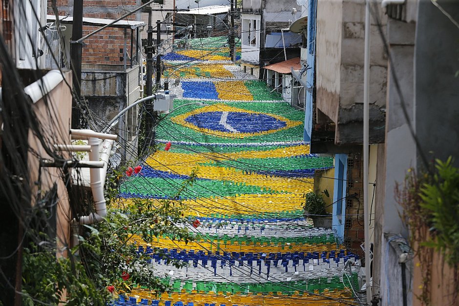 Copa do Mundo: moradores investem para colorir ruas em Salvador  