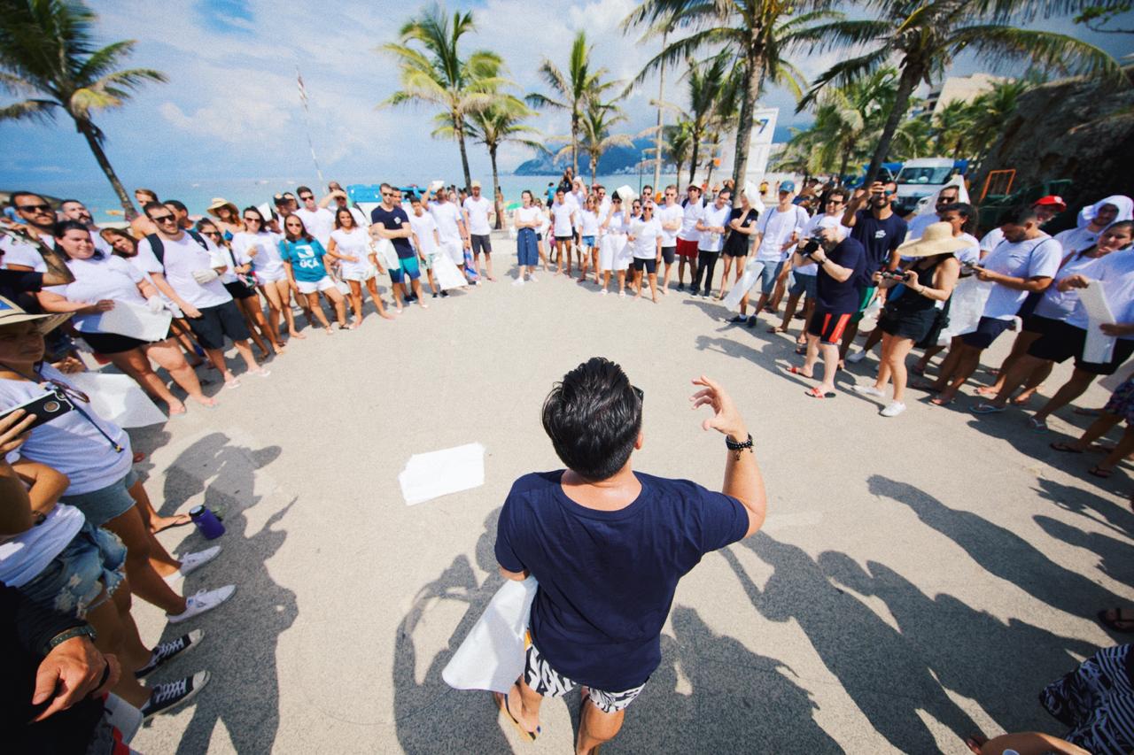 Corona mobiliza equipe de vendas para ajudar a limpar as praias atingidas pelo óleo