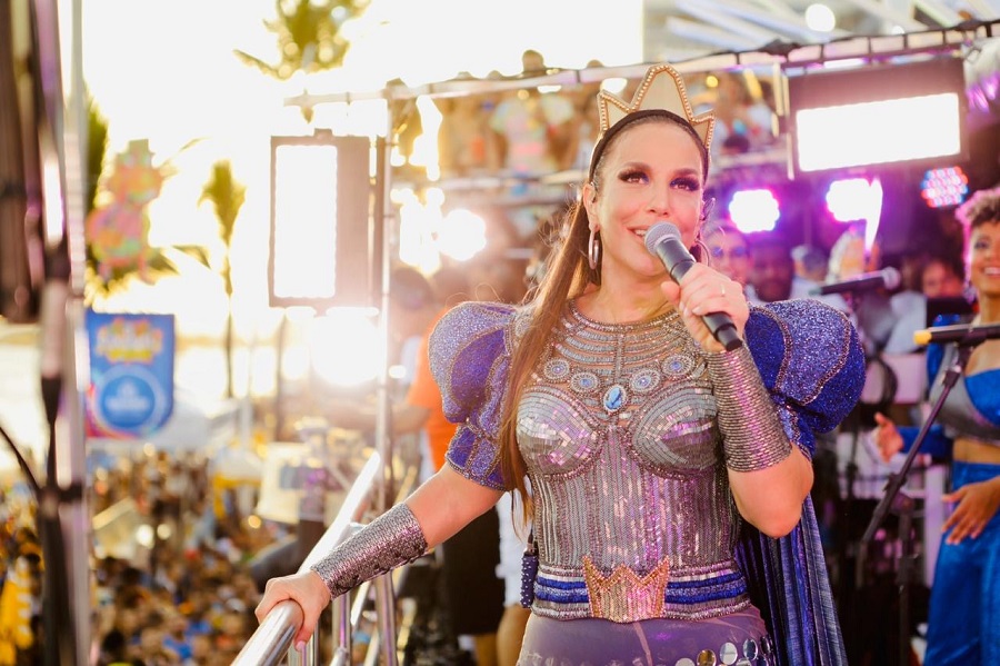 Vestida de rainha, Ivete Sangalo abre seu Carnaval em Salvador
