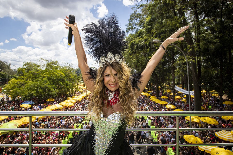 Elba Ramalho animou o pré-carnaval de São Paulo com seu bloco Frevo Mulher
