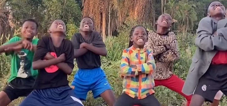 Famoso por dancinhas, grupo de crianças de Uganda faz coreografia de 'Zona de Perigo'; veja vídeo