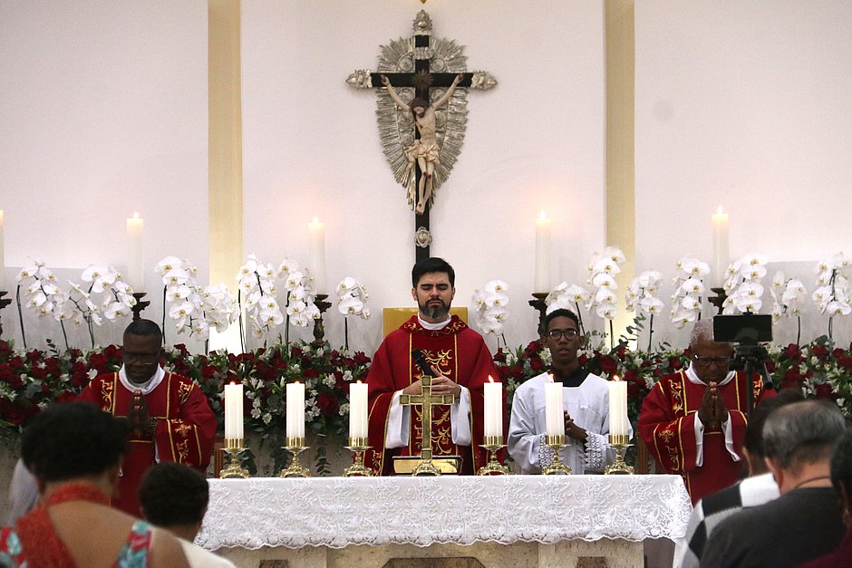 Católicos celebram Dia de Pentecostes com missas e procissões em Salvador