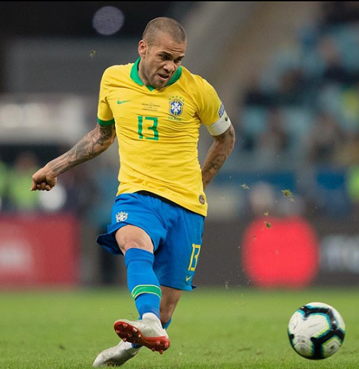 Daniel Alves firma contrato com o São Paulo. Vem saber!