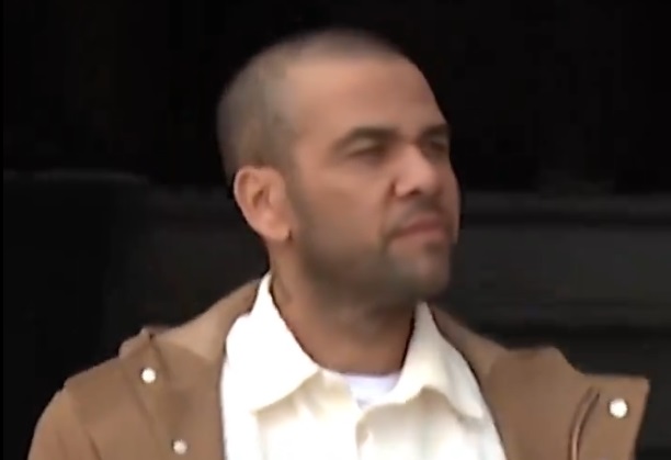 Após ser solto, Daniel Alves se apresenta pela primeira vez a tribunal na Espanha; veja vídeo