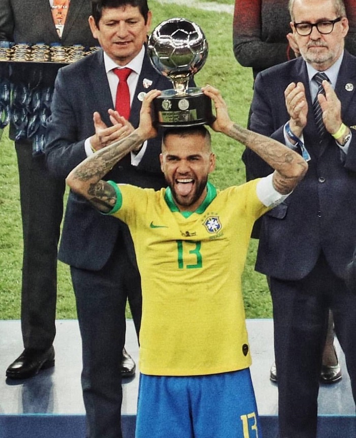 Daniel Alves leva troféu de melhor jogador da Copa América 2019