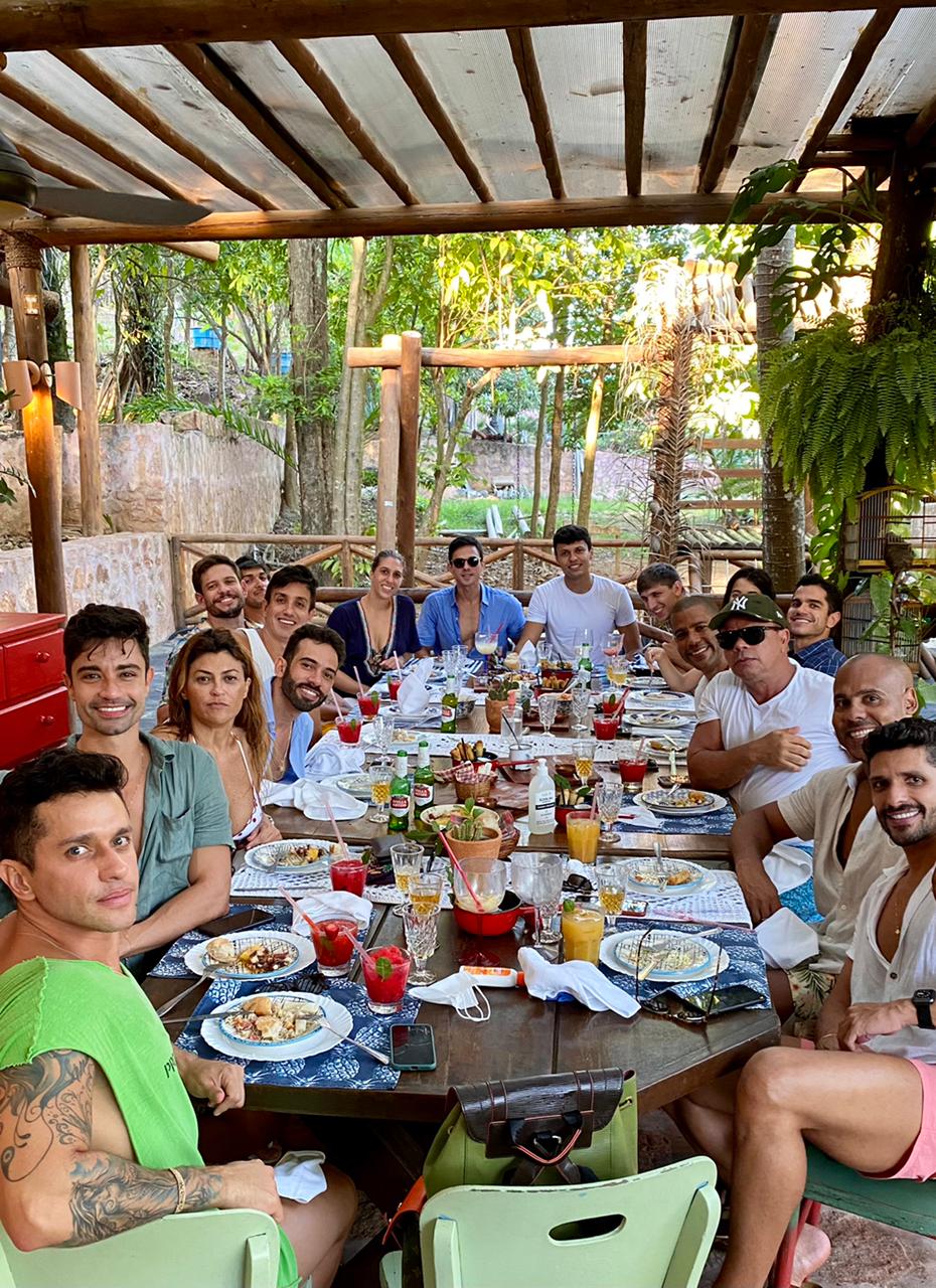 Advogado Darlan Oliveira celebra aniversário no restaurante Preta com família e amigos